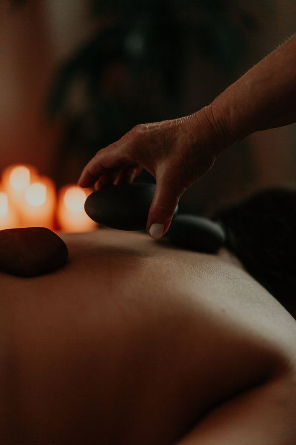 Massage aux pierres chaudes à la lueur des bougies